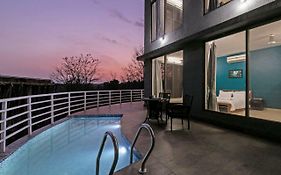 Stayvista'S Elevar Villa - Elevate Your Stay With A Mountain-View, Terrace & Plunge Pool